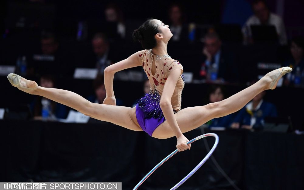 中超｜泰山发布对阵大连赛前海报，用“永不独行”向球迷致意