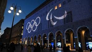 这是发生了甚么？约基奇突然给队友约维奇来了一下，表情不太对劲